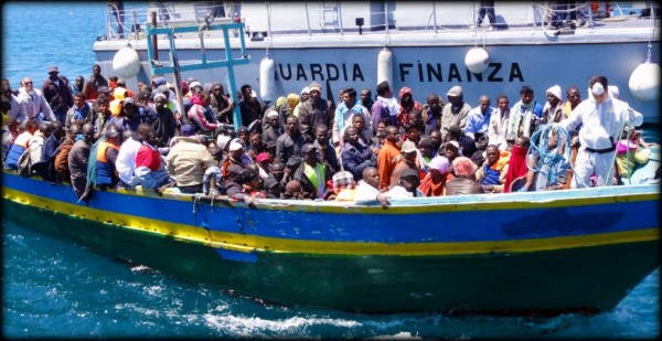 Lampedusa-The-Revenue-Guard-Corps-help-landing-migrants