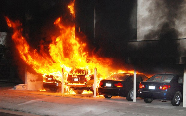 brinnande bilar
